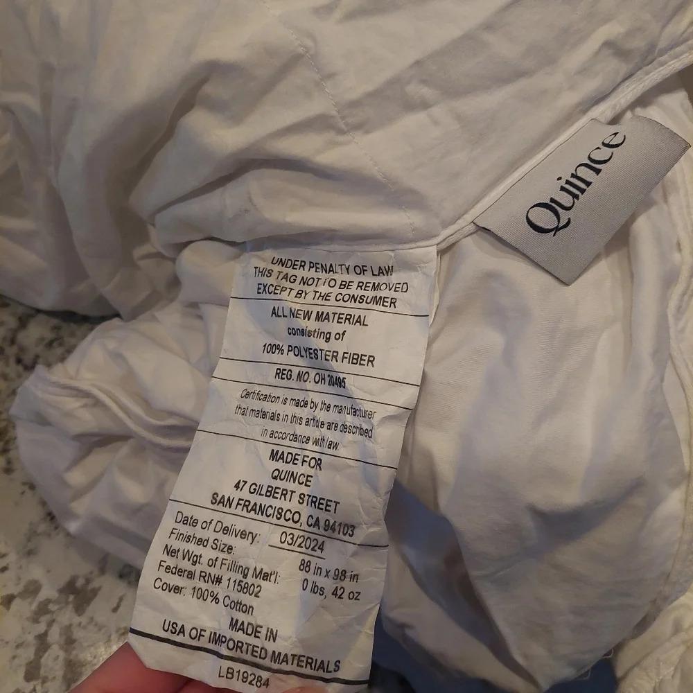Quince Premium Down Alternative Comforter! Sz. Full/ Queen (Z3)